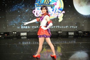 セーラーマーズのポーズを取る七木奏音