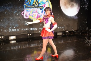 セーラーマーズのポーズを取る七木奏音