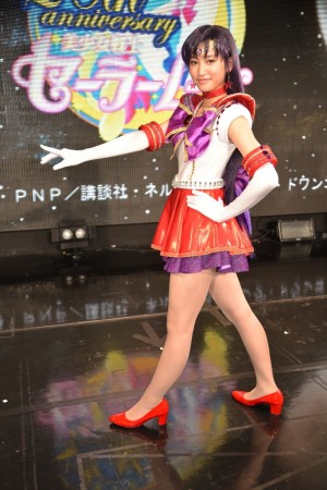 セーラーマーズのポーズを取る七木奏音