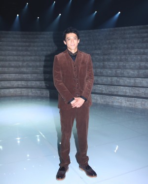 スポーツ選手の引退劇に迫るに小栗旬