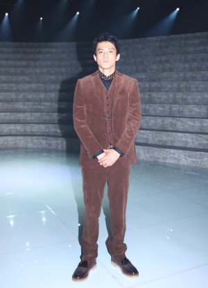 スポーツ選手の引退劇に迫るに小栗旬