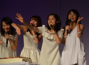 16回目のバースデーを迎えたモーニング娘。　バースデーケーキ登場に喜ぶメンバー（左から小田さくら、石田亜佑美、佐藤優樹、鞘師里保）
