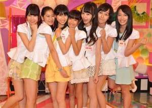 アイドリングNEOの7名　左から：23号・伊藤祐奈（17）、31・号古橋舞悠（14）、 32号・関谷真由（18）、33号・橋本瑠果（14）、 34号・佐藤麗奈（14）、 35号・佐藤ミケーラ倭子（17）、 25号・後藤郁（18）