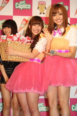 「ジャイアントカプリコ」の新CMに出演するアイドリング!!!長野せりな(左）菊地亜美