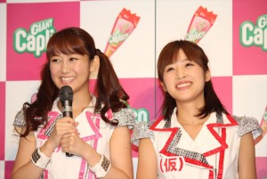 「ジャイアントカプリコ」の新CM発表会に乱入したアップアップガールズ（仮）・古川小夏（左）・仙石みなみ（右）