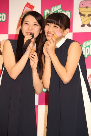 「ジャイアントカプリコ」の新CM発表会に乱入したDOROTHY LITTLE HAPPY　KANA（左）・MIMORI（右）