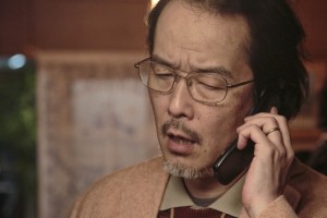 事件の首謀者を怪演