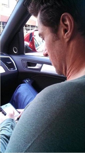 ツイッターでファンの質問に答えるヒュー　