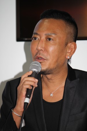 東京ゲームショウ2013で開催された『龍が如く 維新！』イベントに登壇した、総合監督の名越稔洋氏