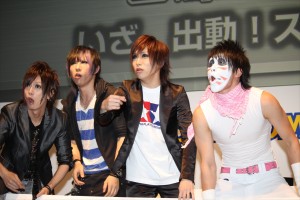 東京ゲームショウ2013で開催された『オトレンジャー』イベントに登場した、ゴールデンボンバー