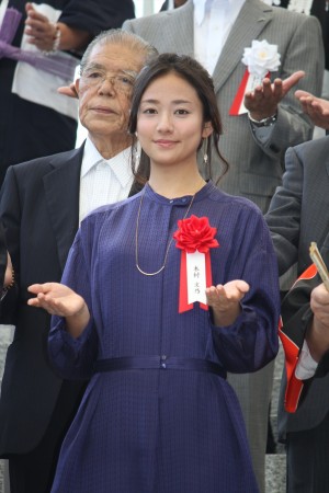 東京駅八重洲口「グランルーフ」オープニングセレモニーに出席した木村文乃
