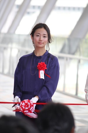 東京駅八重洲口「グランルーフ」オープニングセレモニーに出席した木村文乃