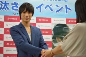 福士蒼汰、セカンド写真集「Blue」握手会イベントにて