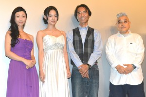 映画『甘い鞭』初日舞台挨拶（左から壇蜜、間宮夕貴、原作者・大石圭氏、石井隆監督）
