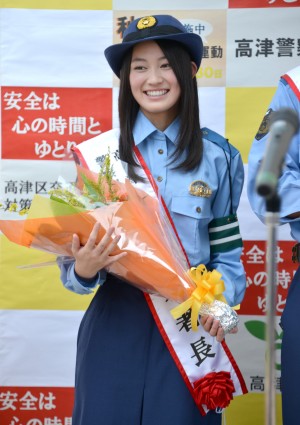 一日警察署長に任命された、吉本実憂