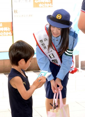 一日警察署長に任命された、吉本実憂