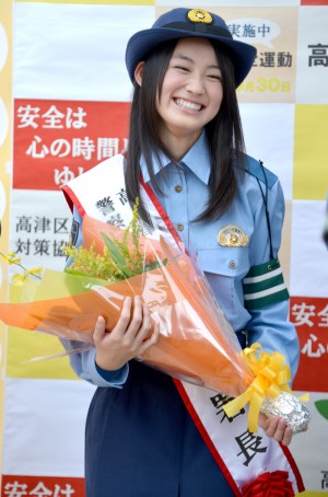 一日警察署長に任命された、吉本実憂