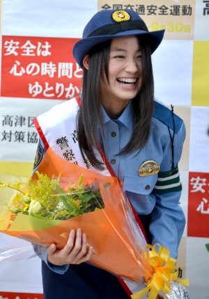 一日警察署長に任命された、吉本実憂