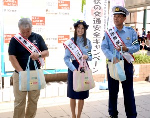 一日警察署長に任命された、吉本実憂