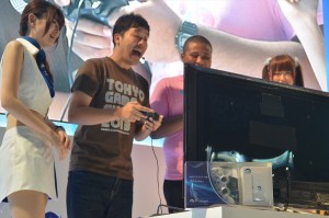 『ジークラスタ』のゲーム対戦に大興奮のあべこうじ