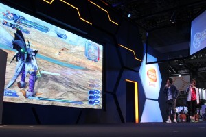 興味津々な様子で映像を見つめる緑川光と置鮎龍太郎