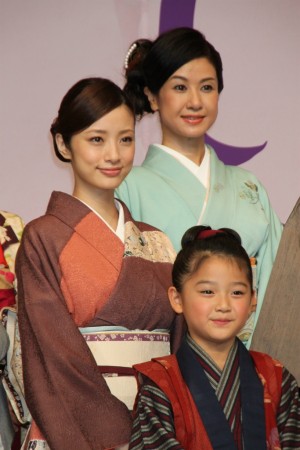 『おしん』完成披露会見に登場した濱田ここね、上戸彩、小林綾子