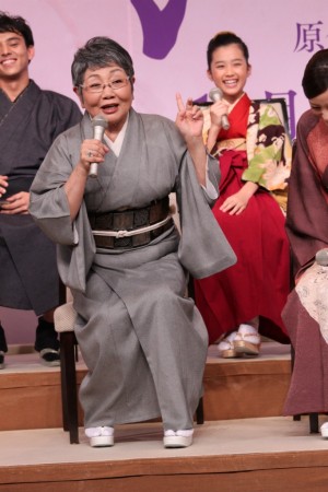 『おしん』完成披露会見に登場した泉ピン子