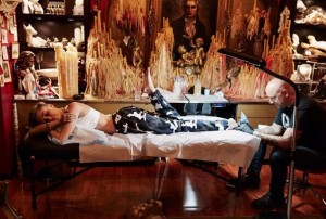 マイリー・サイラスが足の裏にタトゥーを入れる様子