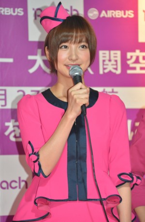 LCC「Peach」の公認CAとして搭乗することを発表した篠田麻里子