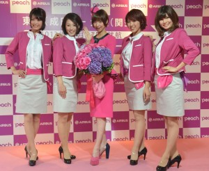 LCC「Peach」の公認CAとして搭乗することを発表した篠田麻里子