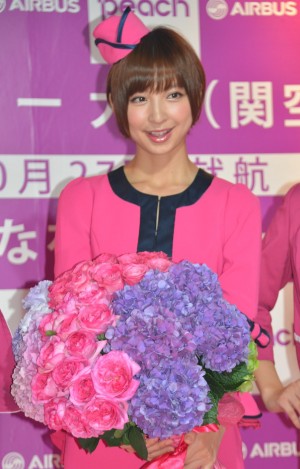 LCC「Peach」の公認CAとして搭乗することを発表した篠田麻里子