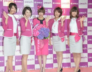 LCC「Peach」の公認CAとして搭乗することを発表した篠田麻里子