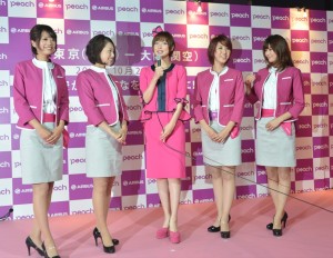 LCC「Peach」の公認CAとして搭乗することを発表した篠田麻里子