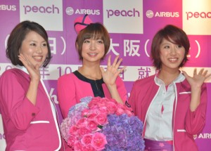 LCC「Peach」の公認CAとして搭乗することを発表した篠田麻里子