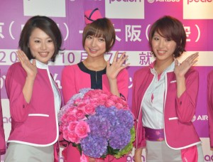 LCC「Peach」の公認CAとして搭乗することを発表した篠田麻里子