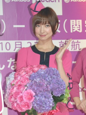 LCC「Peach」の公認CAとして搭乗することを発表した篠田麻里子