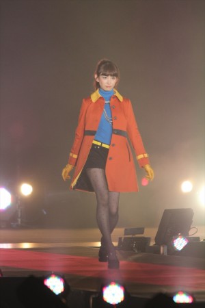 トップバッターで登場した、小嶋陽菜＜GirlsAward 2013秋冬＞