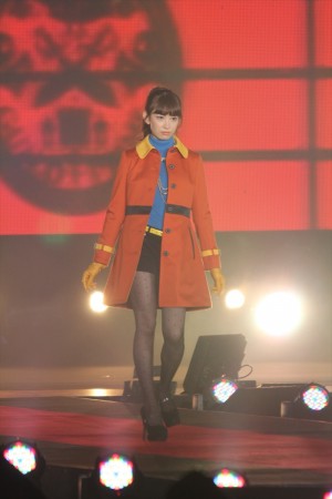 トップバッターで登場した、小嶋陽菜＜GirlsAward 2013秋冬＞