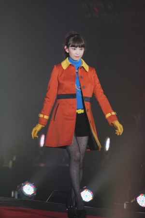 トップバッターで登場した、小嶋陽菜＜GirlsAward 2013秋冬＞