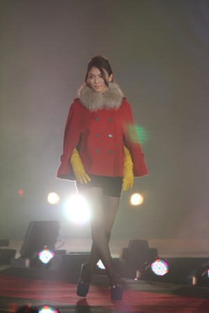 秋元才加、赤いコートに黄色のグローブでクールに登場＜GirlsAward 2013秋冬＞