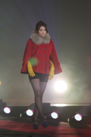 秋元才加、赤いコートに黄色のグローブでクールに登場＜GirlsAward 2013秋冬＞