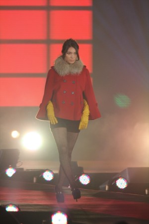 秋元才加、赤いコートに黄色のグローブでクールに登場＜GirlsAward 2013秋冬＞