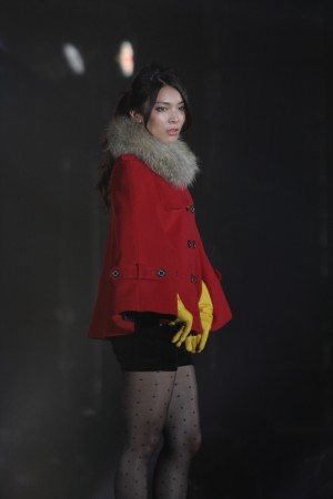 秋元才加、赤いコートに黄色のグローブでクールに登場＜GirlsAward 2013秋冬＞