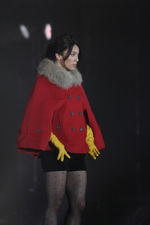 秋元才加、赤いコートに黄色のグローブでクールに登場＜GirlsAward 2013秋冬＞