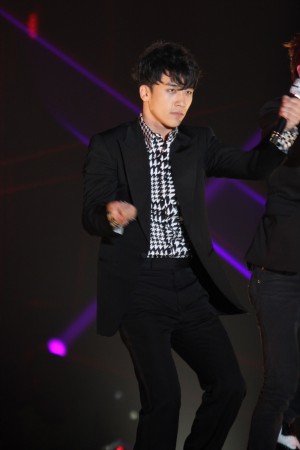 V.I（BIGBANG）ライブの様子＜GirlsAward 2013秋冬＞