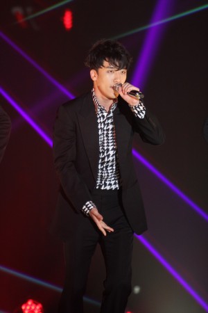 V.I（BIGBANG）ライブの様子＜GirlsAward 2013秋冬＞