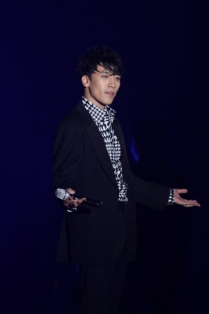 V.I（BIGBANG）ライブの様子＜GirlsAward 2013秋冬＞