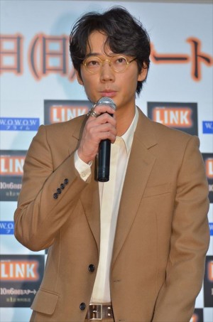 WOWOW連続ドラマW「LINK」の完成披露試写会に登壇した綾野剛