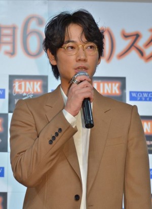 WOWOW連続ドラマW「LINK」の完成披露試写会に登壇した綾野剛