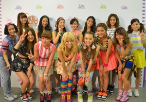 「Girls Award 2013 AUTUMN／WINTER」でライブパフォーマンスを披露したE-girls